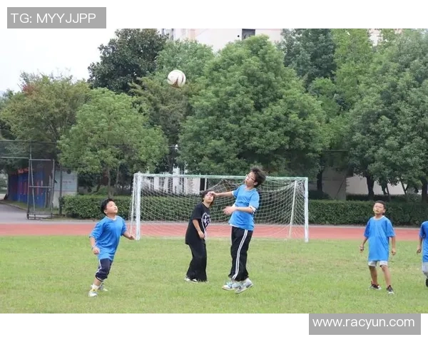 海淀进修附小足球明星闪耀赛场展现青春风采与团队精神 海淀进修附小足球明星闪耀赛场展现青春风采与团队精神